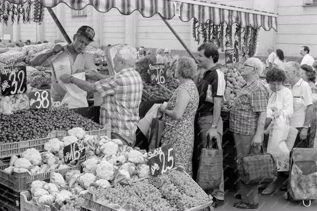Kereskedelem - Vásár - Féláron a zöldség, gyümölcs