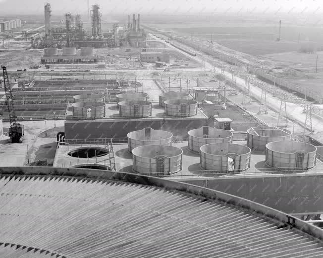 Ipar - A Dunai Kőolajipari Vállalatnál