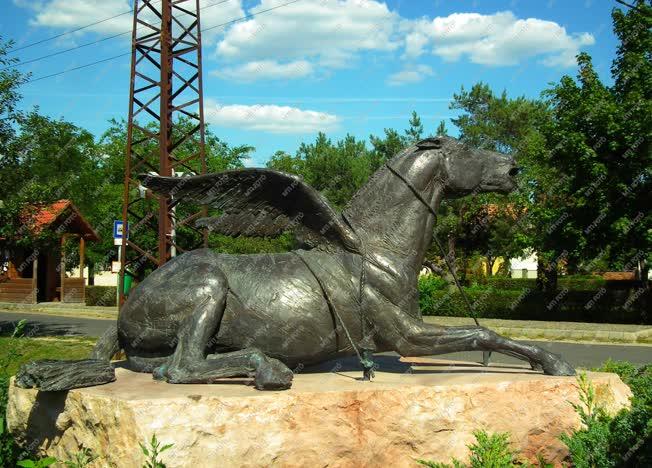 Műalkotás - Kisoroszi - Pegazus című bronzszobor