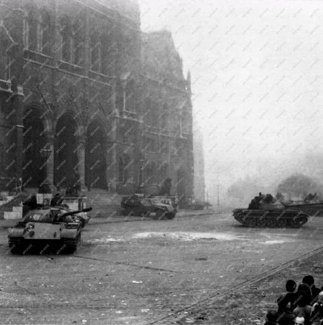 Belpolitika - 1956-os forradalom - Harckocsik a Parlament előtt