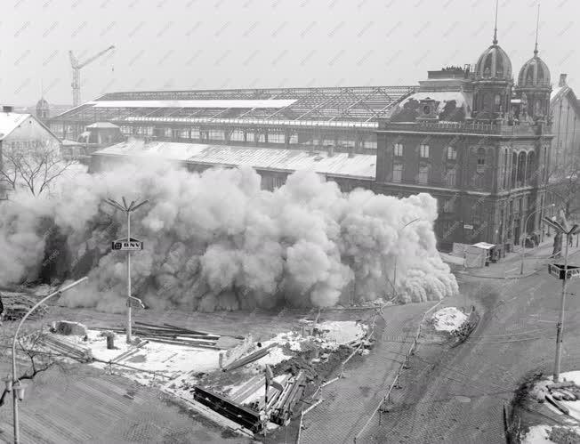 Építőipar - A Marx téri Westend ház bontása robbantással