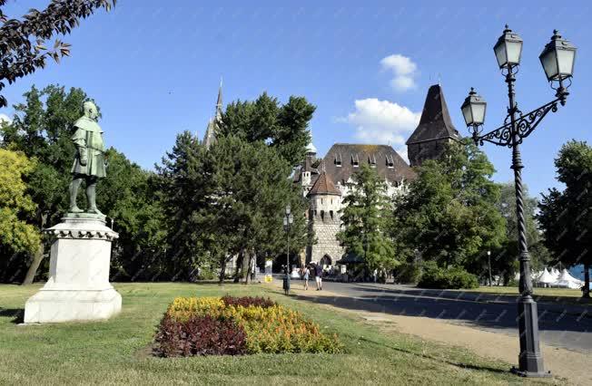 Városkép - Budapest - Városliget - Alpár Ignác szobra