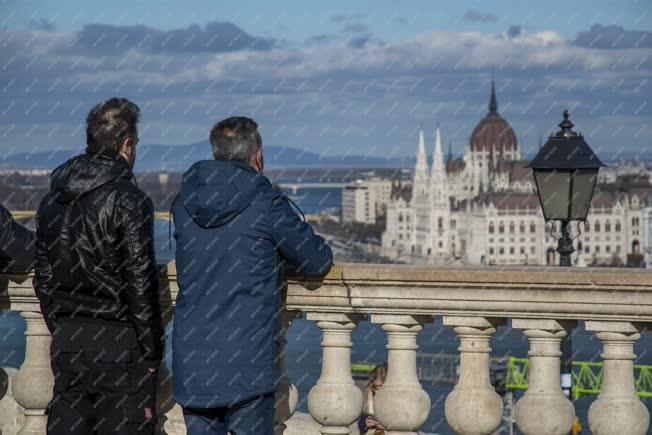 Idegenforgalom - Budapest - Turisták a Budai Várnál