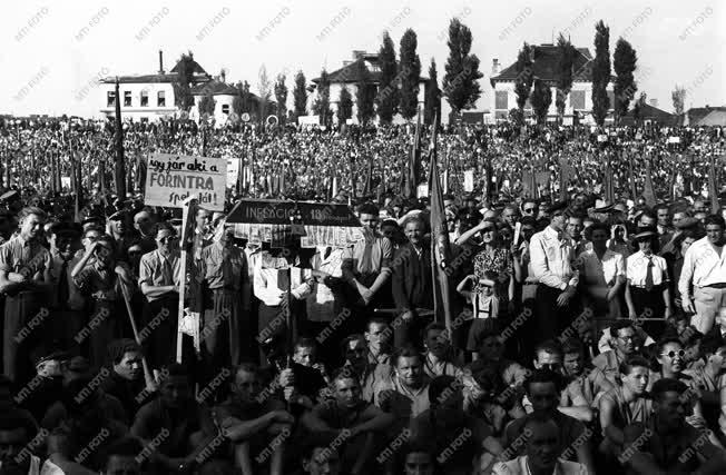 Párt - MKP-SZDP nagygyűlés a forint védelmében