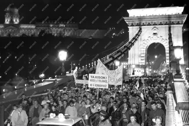 Demonstráció - Ellentüntetés a taxisblokád idején