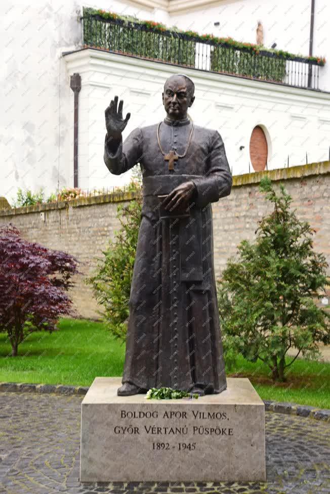 Városkép - Győr - Apor Vilmos püspök szobra