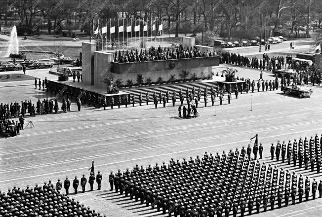 Belpolitika - Állami ünnep - Katonai díszszemle Budapesten
