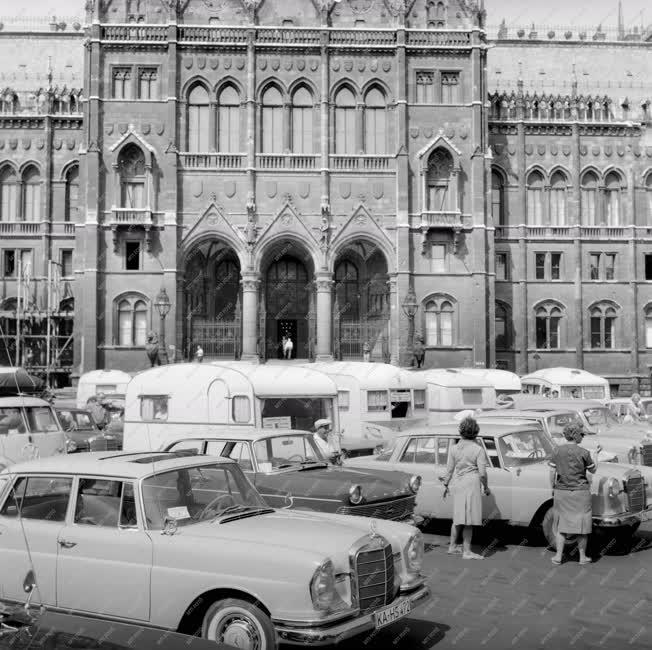 Idegenforgalom - Német lakókocsis turisták Budapesten