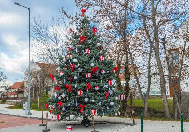Ünnep - Karácsonyfa Szigetszentmiklóson a Szent Erzsébet téren