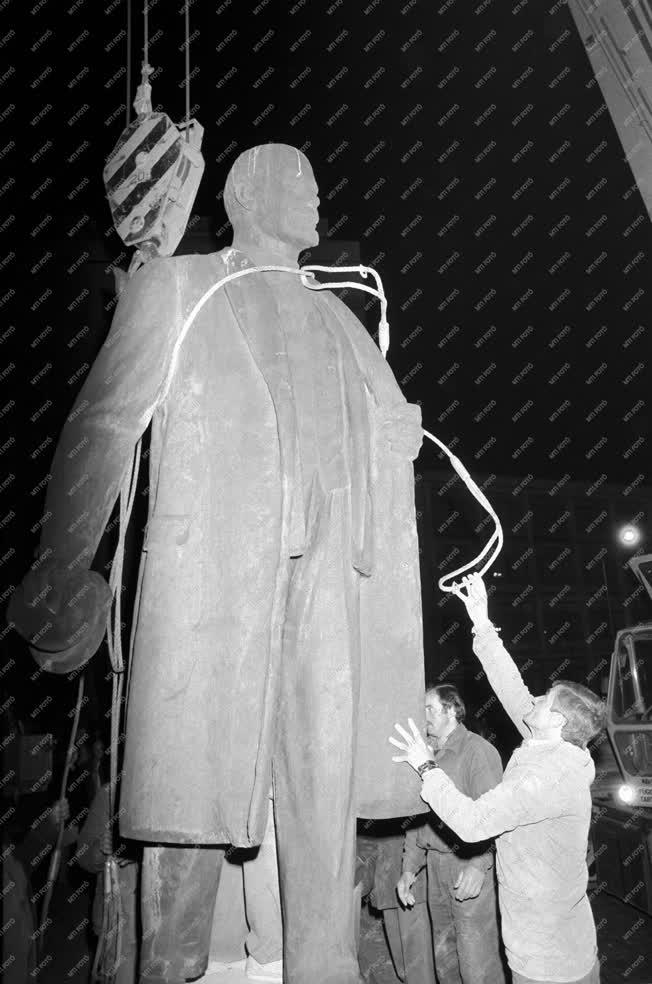 Lebontják a Lenin-szobrot Szombathelyen