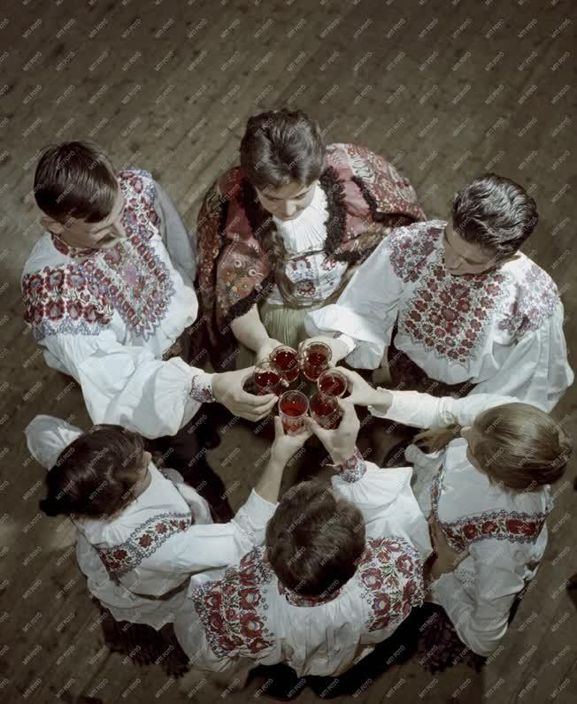 Kultúra - Folklór - Állami Népi Együttes