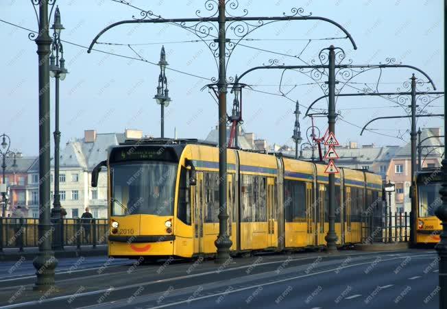 Közlekedés  - Budapest - Korszerű Combino villamosok a Margit hídon