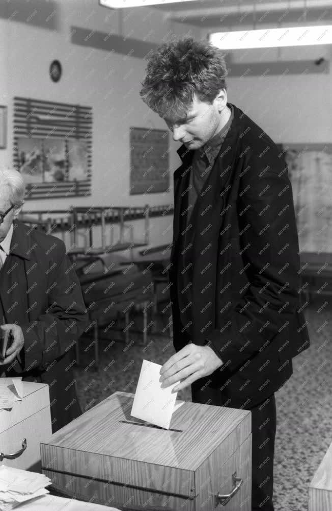 Választás - Az 1990. évi választások - Fodor Gábor leadja szavazatát