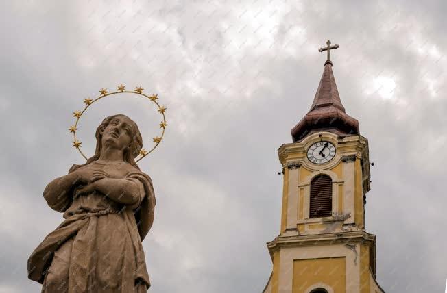 Egyház - Várpalota - Nagyboldogasszony templom és a Mária-kút szobra