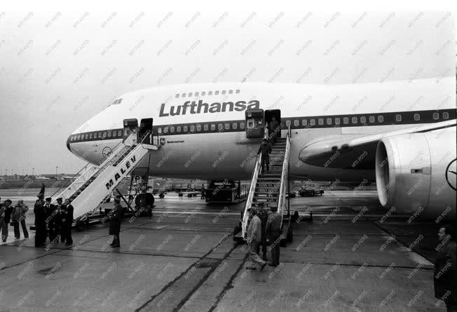 Légiközlekedés - Először szállt le Boeing 747 Ferihegyen