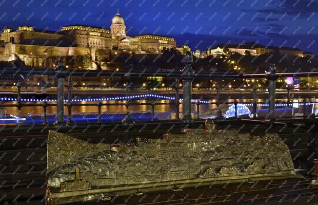 Épület - Budapest - A Budai Várpalota esti kivilágításban