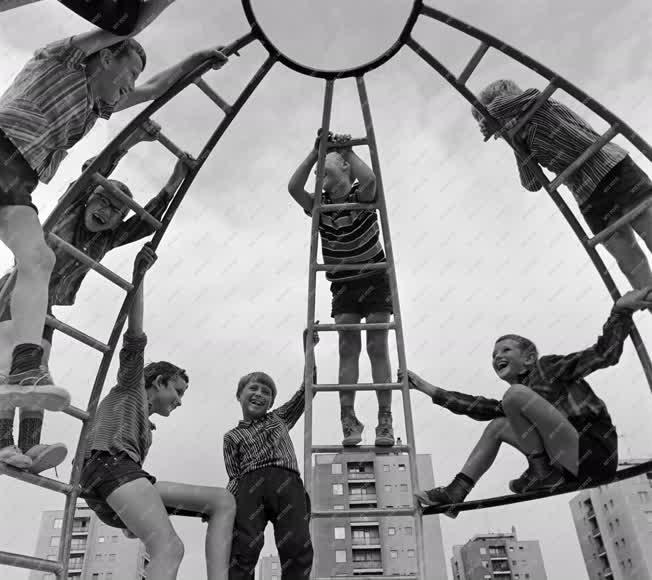 Városkép-életkép - Gyermekek a játszótéren