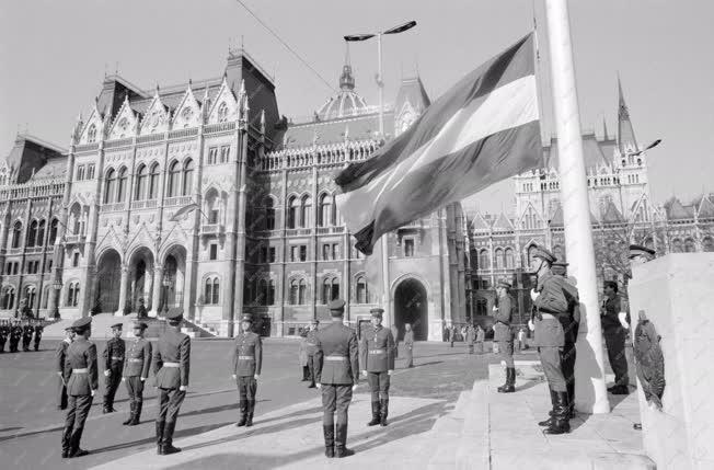 Ünnep - Állami ünnep - Az állami zászló felvonása 