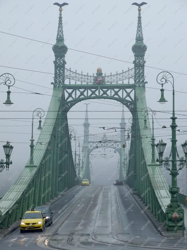 Közlekedés - Budapest - A Szabadság híd ködös időben