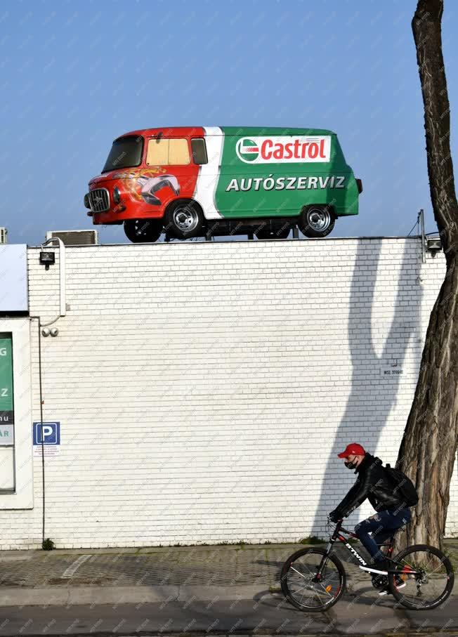 Reklám - Castrol motorolajokat reklámoznak egy régi Barkas teherautóval