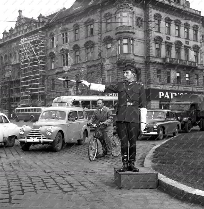Közlekedés - Közlekedési rendőr Budapesten