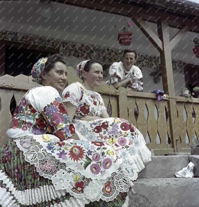 Folklór - Kalocsai hímzőasszonyok