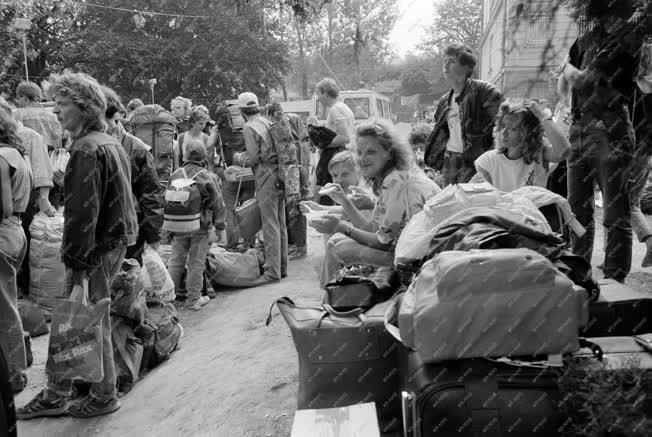 Külpolitika - NDK menekültek a zugligeti táborban