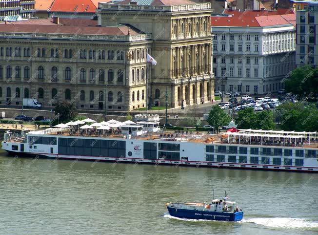 Köztisztaság - Budapest - Szemétszállító hajó a Dunán