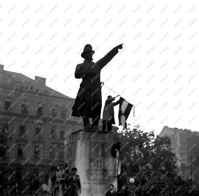 Történelem - 1956 - Tüntető a Bem szobornál