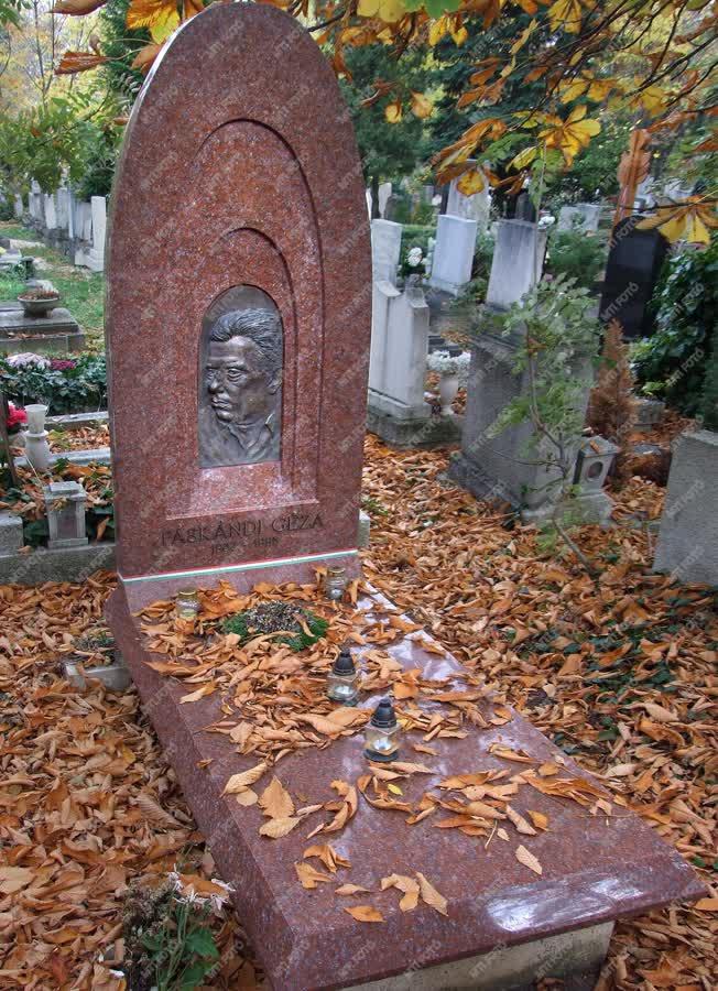 Kegyelet - Páskándi Géza sírja a Farkasréti temetőben