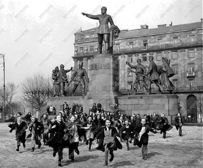 Városok - Budapest - Tavasz a Kossuth téren