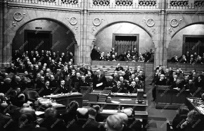 Belpolitika - A Parlament ülése