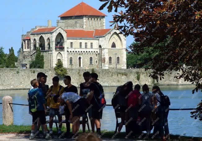 Oktatás - Tata - Versenyző középiskolások az Öreg-tó partján