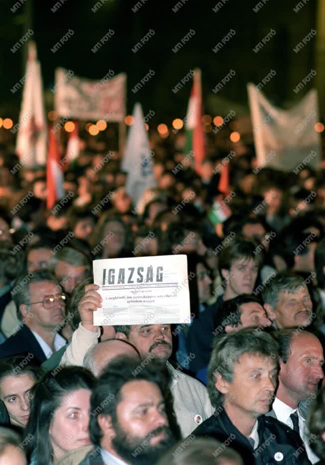 Ünnep - Október 23-án a Parlament előtt