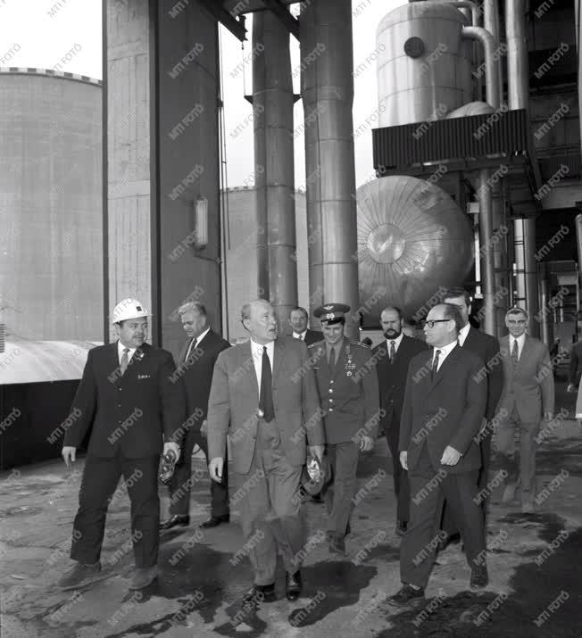 Ipar - A Gagarin Hőerőmű és a Thorez-bánya avatása