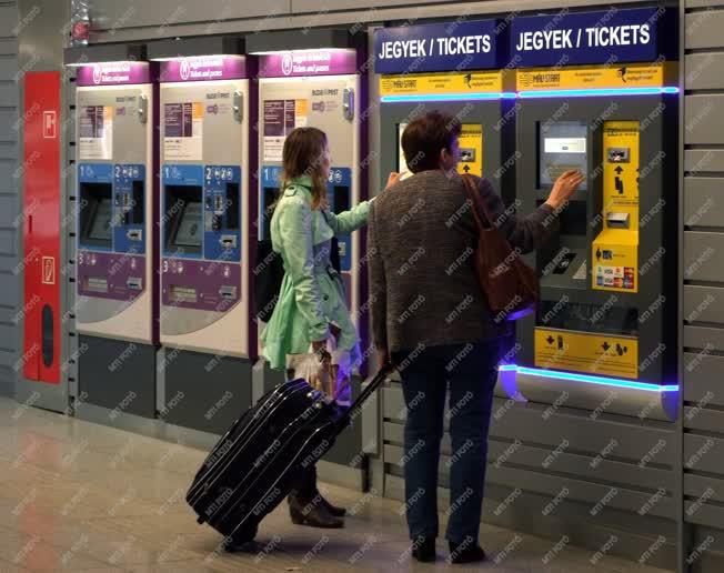 Közlekedés - Budapest - Menetjegy automaták a pályaudvaron