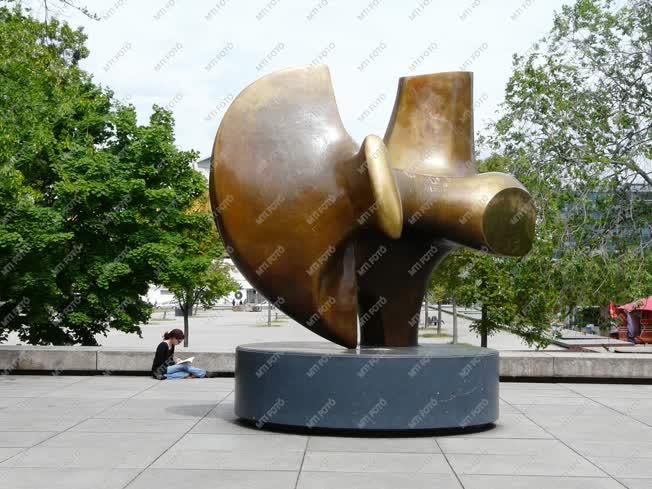 Berlin - Henry Moore szobra