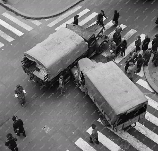 Baleset - Teherautók ütköztek a Belvárosban