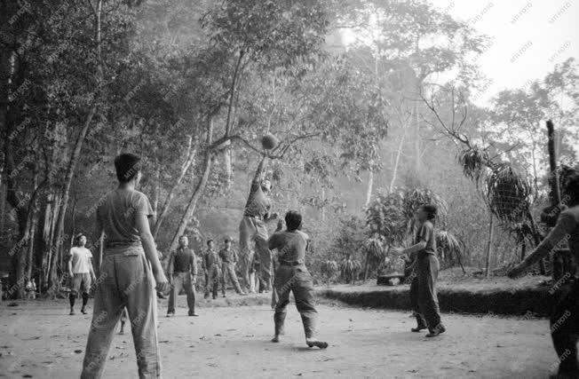 Vietnami háború - Laoszi életkép