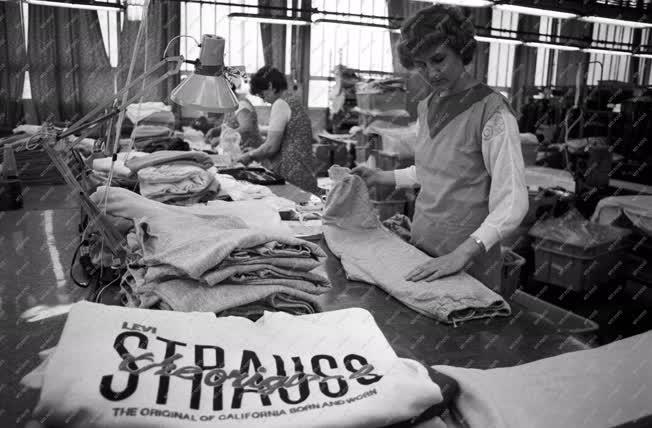 Ruhaipar - Levi Strauss szabadidőruhák Kazárról