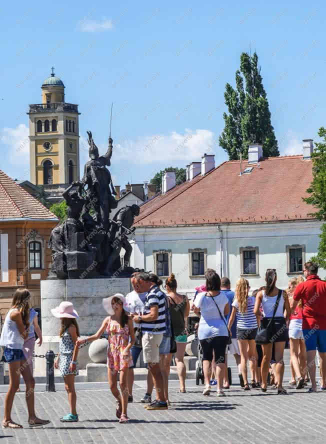 Turizmus - Eger - Városnézők a Dobó István téren