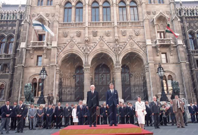 Külpolitika - Mauno Koivisto hazautazik Budapestről