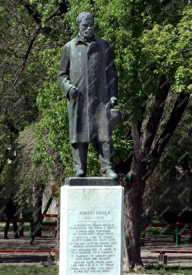 Szeged - Juhász Gyula szobra 