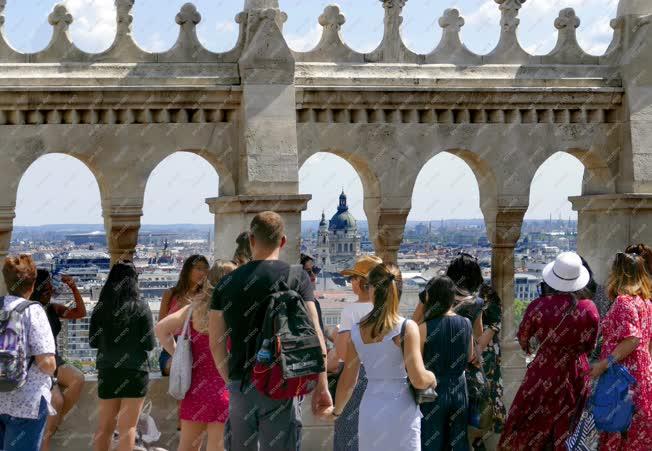 Idegenforgalom - Budapest - Turisták a Budai Várban