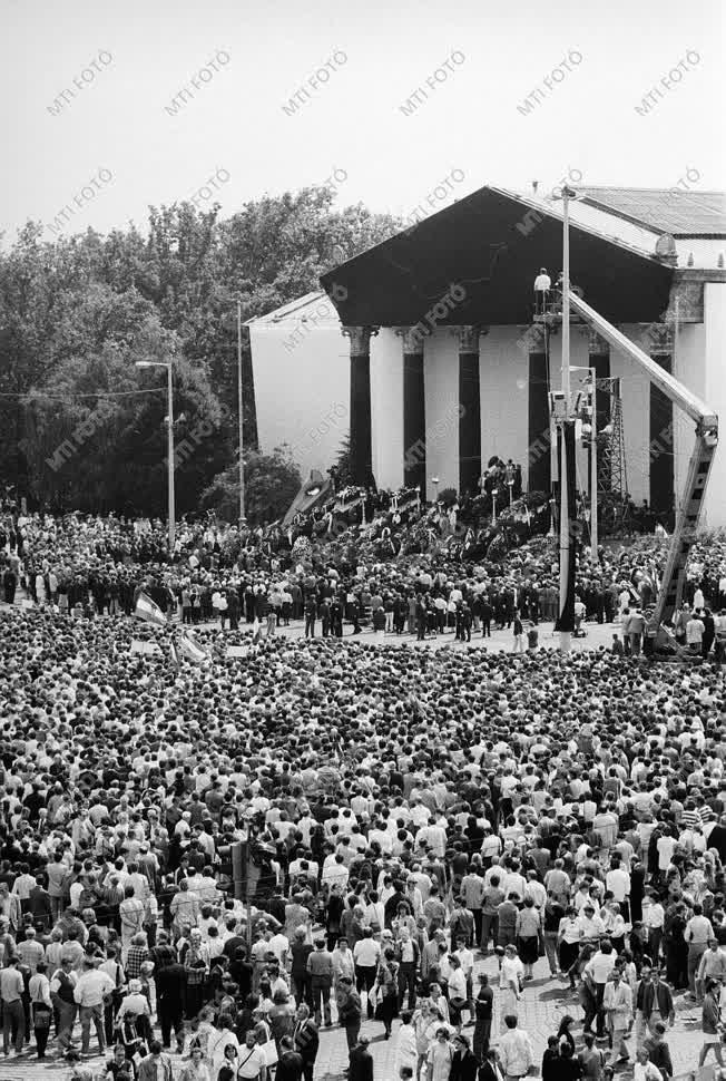 Végső tiszteletadás 1956 mártírjainak 1989-ben.