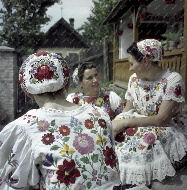 Folklór - Kalocsai hímzőasszonyok