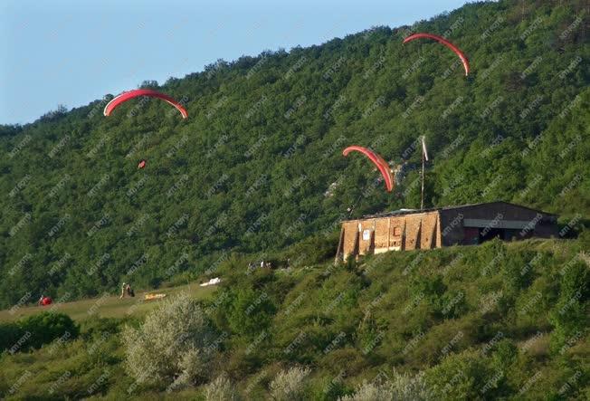Sport - Repülés - Siklóernyőzők a Hármashatár-hegyen