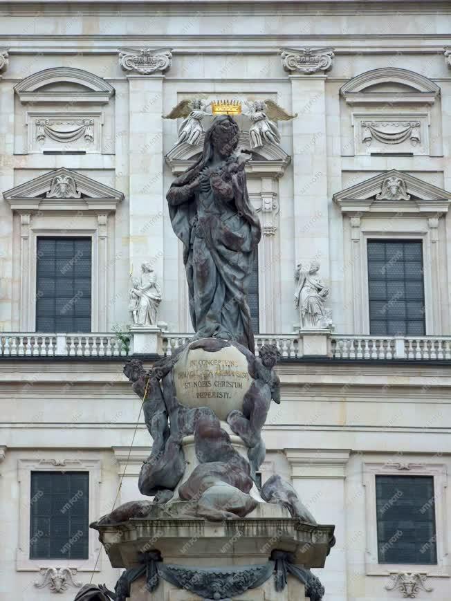 Műalkotás - Salzburg -  Mária-szobor a Dóm téren
