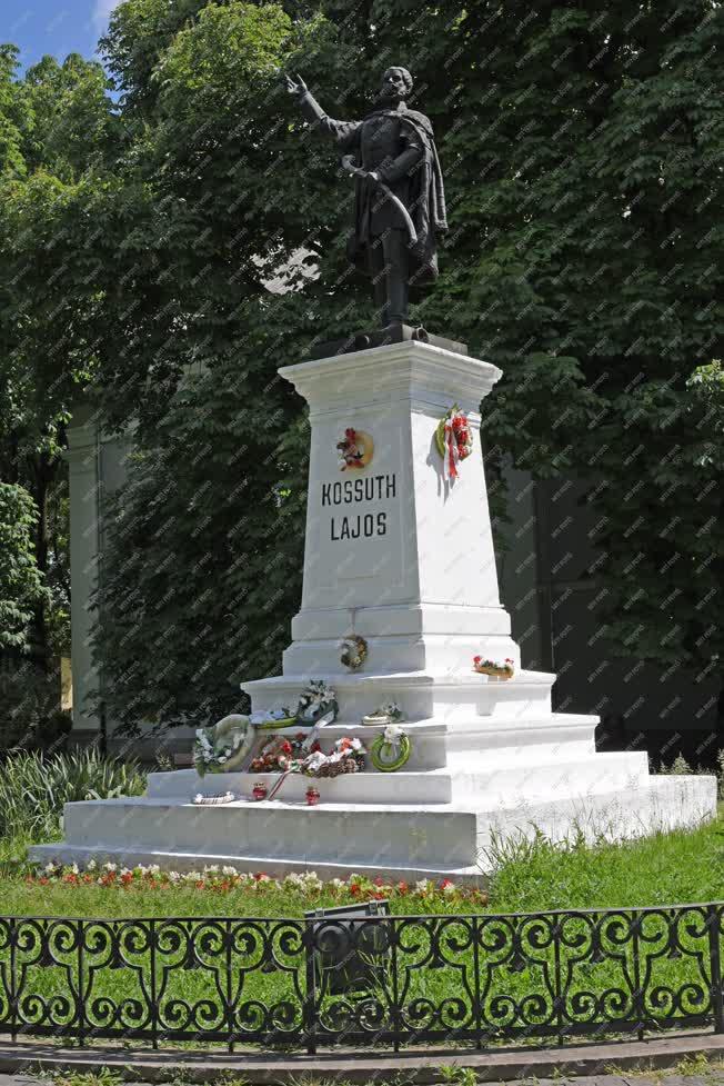 Városkép - Nagyszalonta - Kossuth Lajos szobor