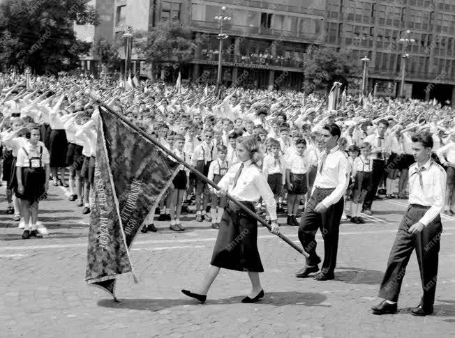 Ifjúsági szervezet - Budapesti úttörők seregszemléje